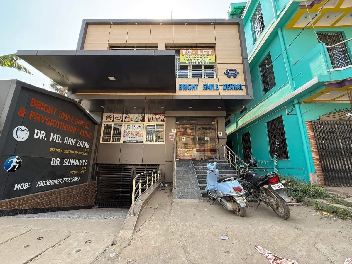 Bright Smile Dental & Physiotherapy Hospital, Dentist / Dental clinic in 6XV9+8H5, Tatarpur Rd, Jabbarchak, Laheari Tola, Urdu Bazar, Bhagalpur, Bihar 812002, Bhagalpur